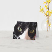 Chat noir et blanc avec carte de note aux yeux ver (Fleur jaune)