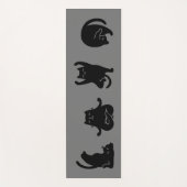 Chat noir mignon faisant design de yoga, tapis de  (Devant)