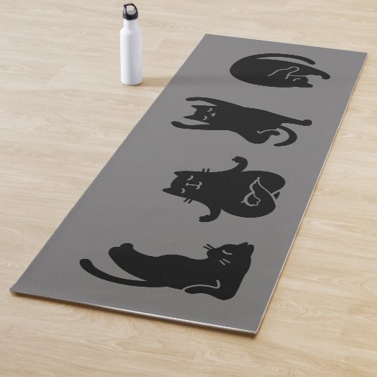 Chat noir mignon faisant design de yoga, tapis de  (En situation)