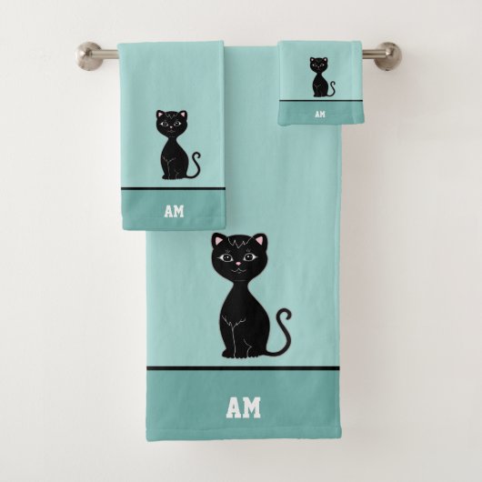 Chat noir & monogramme sur fond bleu clair (En situation)