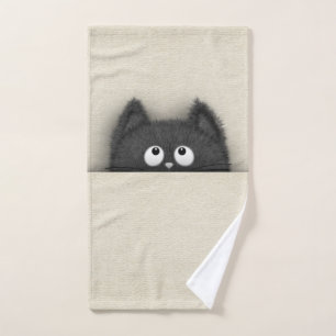 Chat noir pelucheux mignon faisant une pointe