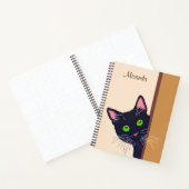Chat noir se balade autour d'un journal de porte (Intérieur)