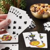 Chat noir sur des cartes de jeu de citrouille (In Situ)
