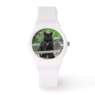 Chat noir sur la montre numérotée par pont