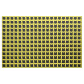 Chat noir sur le tissu jaune d'arrière - plan (Yard)