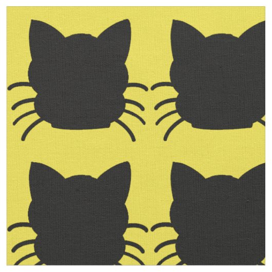 Chat noir sur le tissu jaune d'arrière - plan (Fermer)