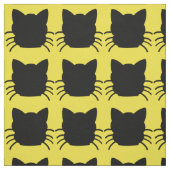Chat noir sur le tissu jaune d'arrière - plan (Échantillon)