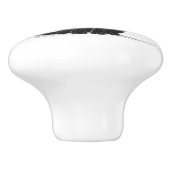 Chat noir sur poignée de porte fond blanc (Côté)