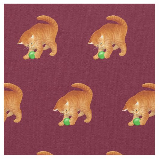 Chat orange de Kitty jouant avec le tissu de boule (Fermer)