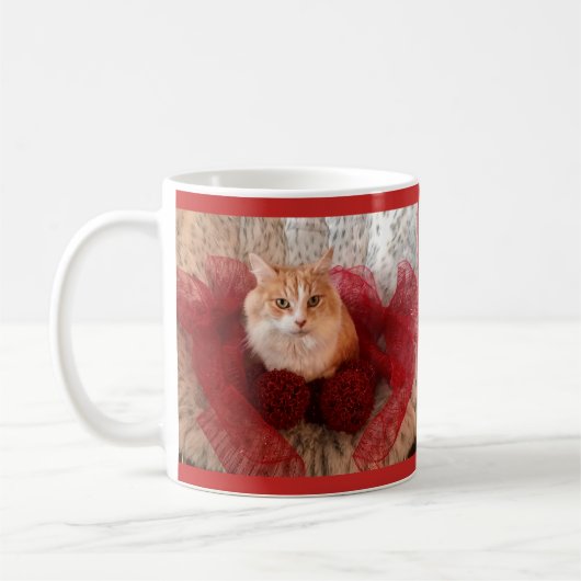 Chat pelucheux et tasse rouge de ruban (Gauche)