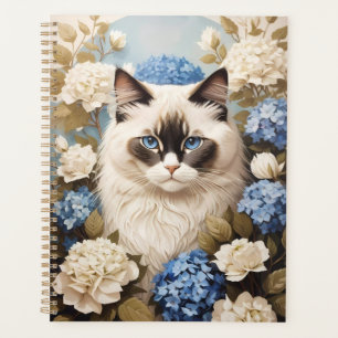 Chat Ragdoll Avec Fleurs Bleues D'Hydrangée