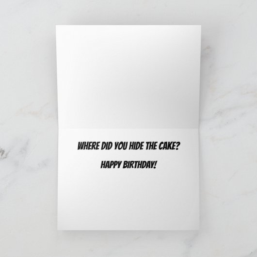 Chat recherchant une carte de gâteau (Intérieur)