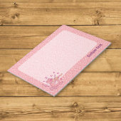 Chat rose avec bloc-notes de violon