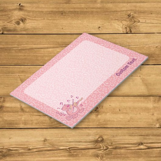 Chat rose avec bloc-notes de violon