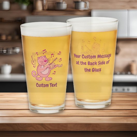 Chat rose avec verre de violon