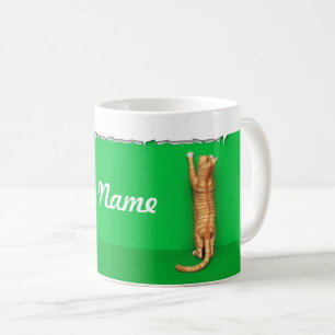 Chat roux à tabby déchire la tasse en papier