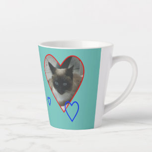 Chat siamois en croûte cardiaque. Mug de latte ble