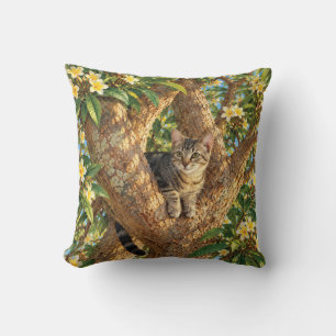 Chat Tigre dans un Coussin de Jeté Fleurs de Plume