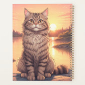 Chat tigré gris au bord d'un lac (Dos)