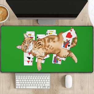 Chat tigré orange drôle jouant aux cartes solitair