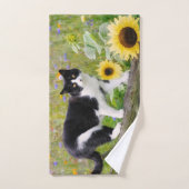 Chat tuxedo mignon sur une branche d'arbre avec de (Serviette à main)