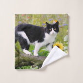 Chat tuxedo mignon sur une branche d'arbre avec de (Gant de toilette)