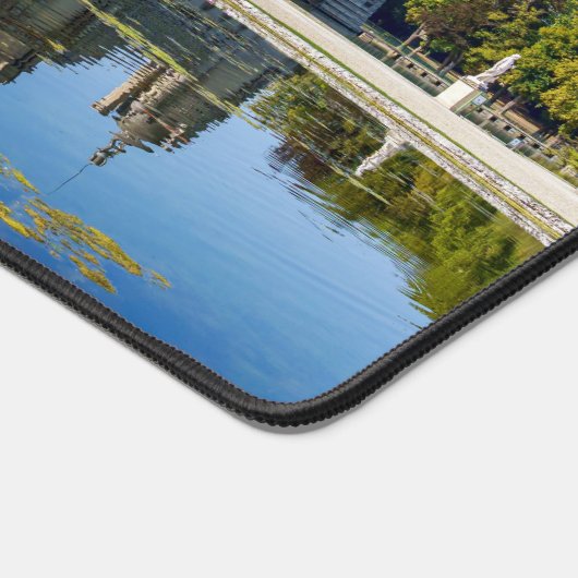 Château de Chantilly avec réflexion dans un étang (Coin)