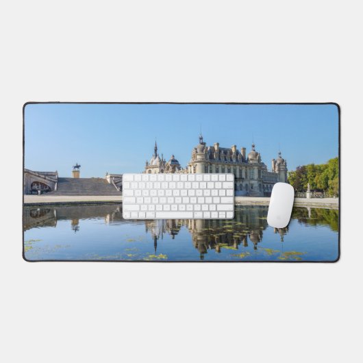 Château de Chantilly avec réflexion dans un étang (Clavier et souris)