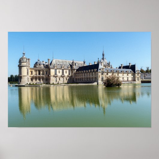 Chateau de Chantilly met reflectie in het meer Poster (Voorkant)
