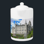 Château de Dunrobin du clan de Sutherland<br><div class="desc">Savor votre héritage et connexion avec un des clans des montagnes de l'Ecosse tandis que votre thé brasse dans ce beau pot décoré d'une photographie lumineuse de château de Dunrobin sur la côte du nord-est écossaise.</div>