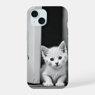 Chaton blanc dans l'encadrement de la porte