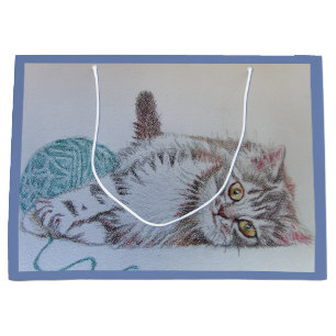 Chaton gris mignon de chat tigré jouant le sac de