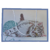 Chaton gris mignon de chat tigré jouant le sac de (Dos)