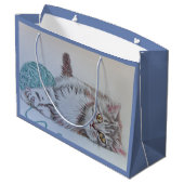 Chaton gris mignon de chat tigré jouant le sac de (Dos Angle)