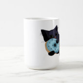 Chaton mangeant la tasse de beignet (Centre)