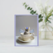 Chaton mignon en carte postale de tasse de thé (Debout devant)