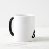 Chaton noir et blanc sur la tasse changeante de (Devant gauche)