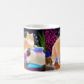 Chats dormant dans la tasse fraîche de (Centre)