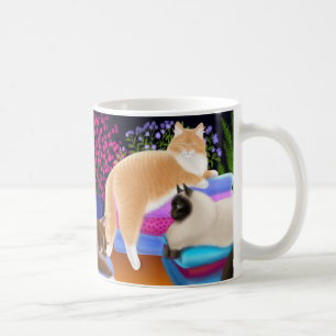Chats dormant dans la tasse fraîche de