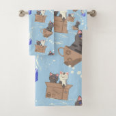 Chats en boîte et gouttes de lait sur bleu (En situation)