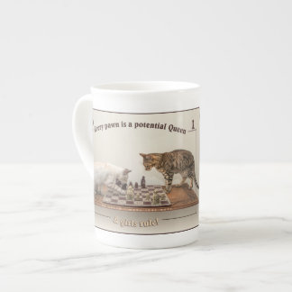 Chats jouant aux échecs sur une tasse de la Chine