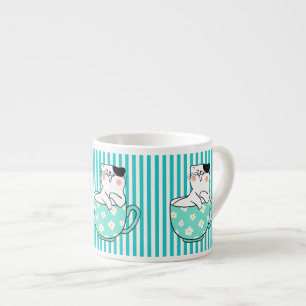 Chats mignons dans des tasses à thé