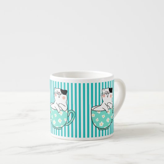 Chats mignons dans des tasses à thé (Devant droit)