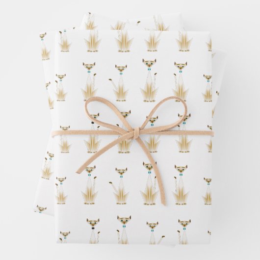 Chats siamois enveloppant des feuilles de papier (En situation)