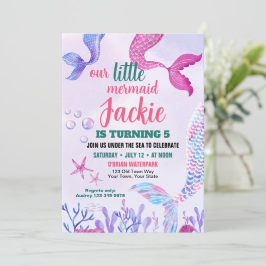 Chatte Mermaid Queue Anniversaire Fête Invitation (Debout devant)