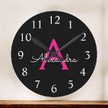 Chaud rose noir Script Girl Nom du monogramme<br><div class="desc">Hot Pink et Black Simple Script Monogram Clock. This makes the perfect sweet 16 birthday,  wedding,  bridal shower,  anniversary,  baby shower or bachelorette party gift for someone that loves glam luxury and chic styles.</div>