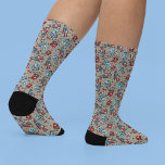 Chaussette Belle Robots Rétro Sci-Fi Thème<br><div class="desc">Ajoutez une touche de science-fiction rétro à vos pieds avec ces chaussettes illustrées. Des illustrations de robots vintages mignons dans les tons rouge et bleu,  ainsi que des noix de hexa coordonnés,  sont dressées contre un arrière - plan bronzé sur ces chaussettes à motifs.</div>