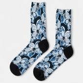 Chaussette Bleu, fleurs blanches sur un arrière - plan noir. (Gauche)