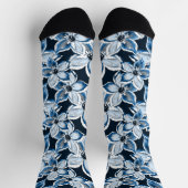 Chaussette Bleu, fleurs blanches sur un arrière - plan noir. (Haut)