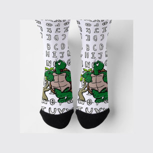 Chaussette Caricature cool de tortue verte avec alphabets